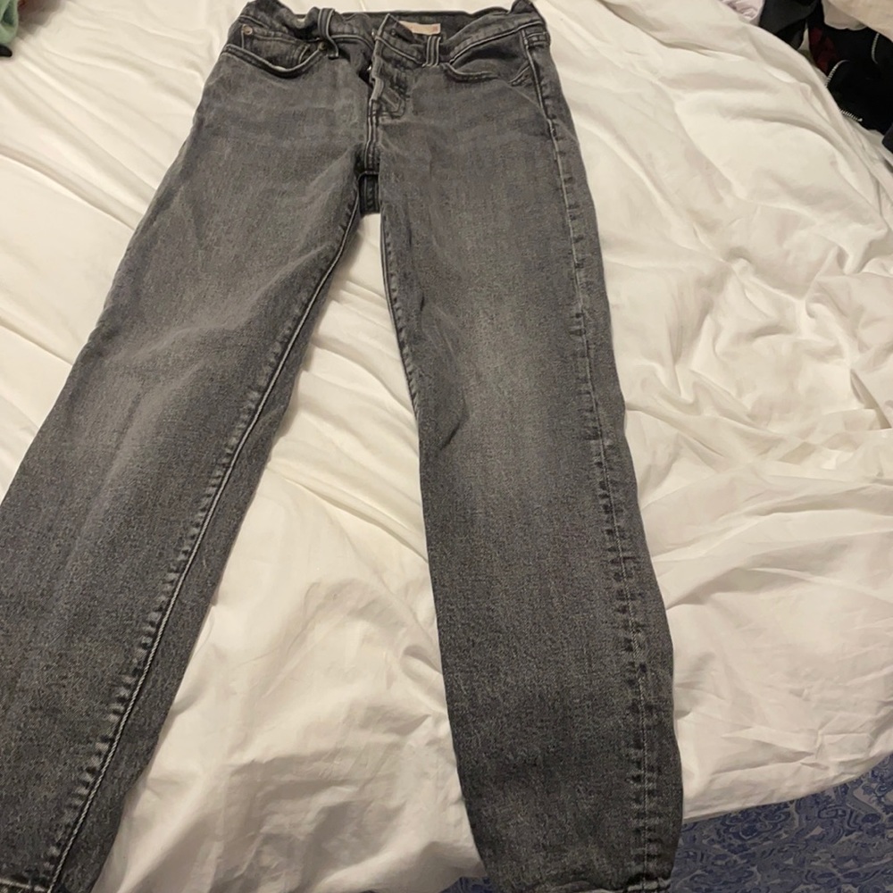 I’m selling some Levi’s jeans, perfect condition.
